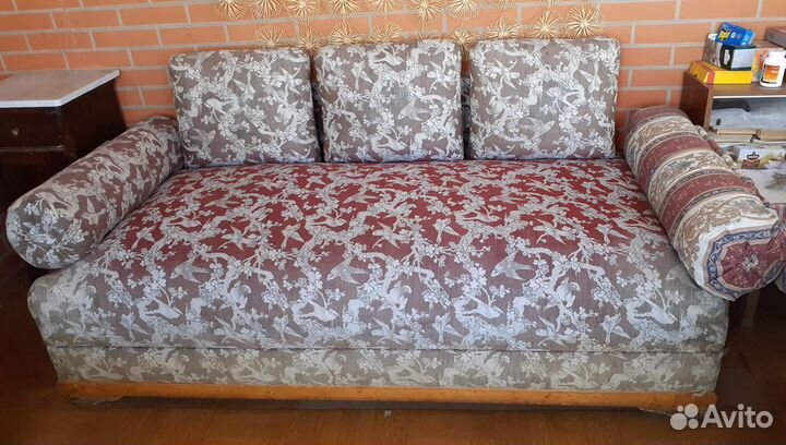 Антикварный диван