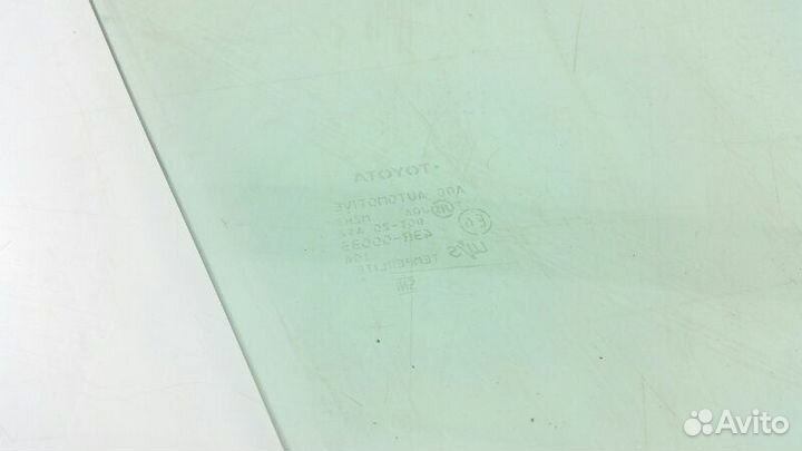 Стекло двери переднее правое Toyota Prius ZVW30