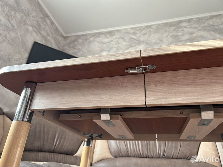 Кухонный уголок со столом и стульями