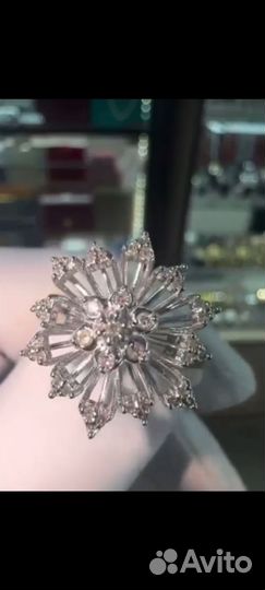 Кольцо с бриллиантом