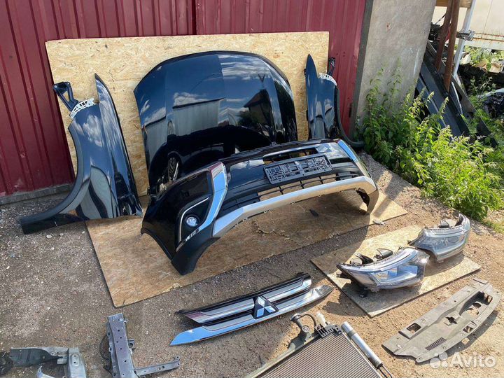 Передняя часть автомобиля Митсубиси Аутлендер 3 GF