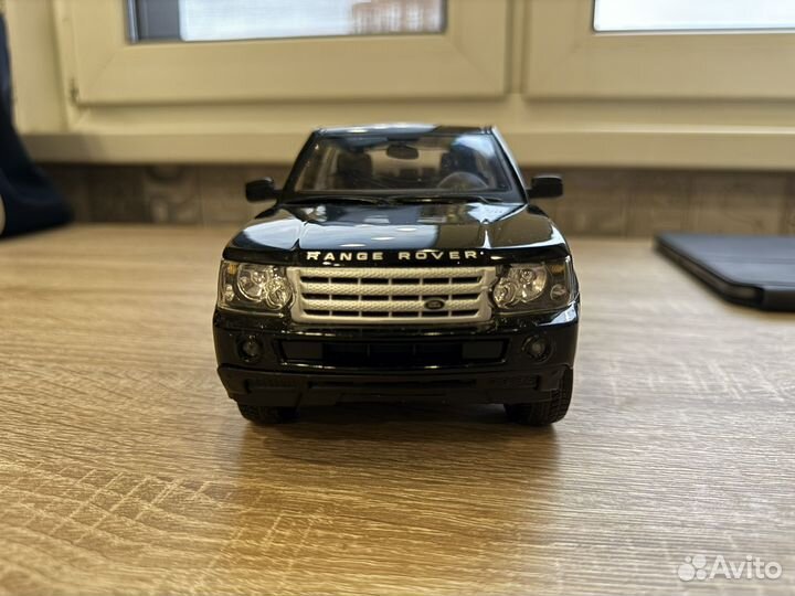 Модель Burago 1:18 Range Rover Sport