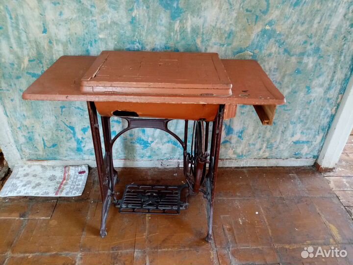 Швейная машинка со столом