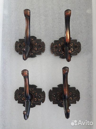 Металлические крючки для прихожей