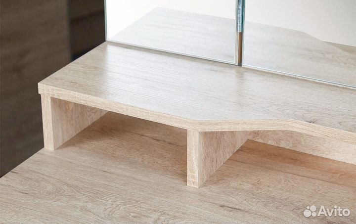 Туалетный столик с зеркалом