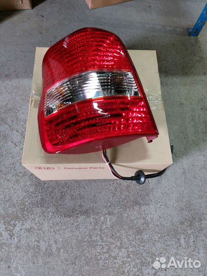 Новый задний левый фонарь Kia Carnival 02-06