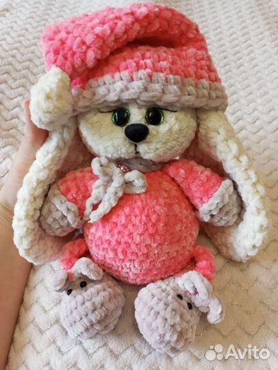 Заяц в пинетках вязаный