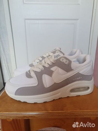 Кроссовки женские