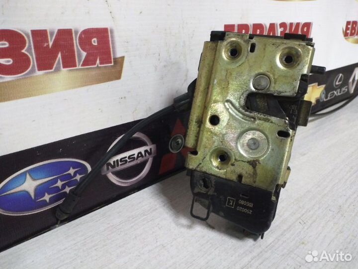 Замок двери задний правый Nissan Primera P12