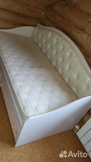 Кровать для принцессы с мягкой спинкой