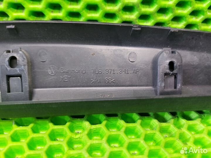 Накладка петли багажника Volkswagen Touareg 7L6