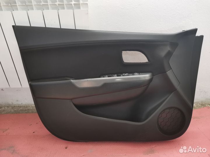 Обшивка двери передней левой Kia Rio 3