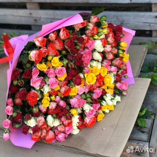 Букет кустовых роз микс 50 см 17 шт