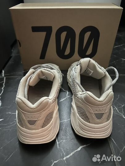 Yeezy boost 700 v2