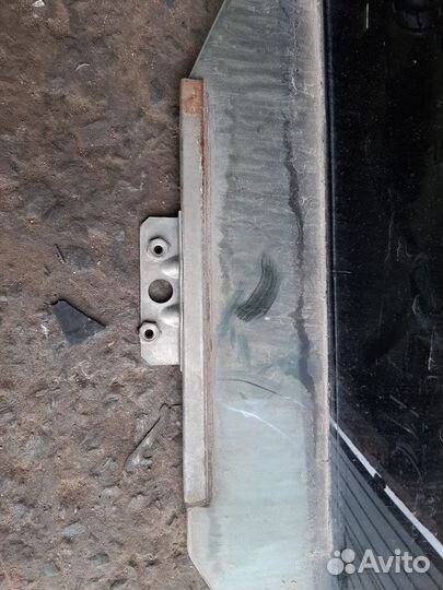 Заднее левое стекло двери Ваз 2111 универсал