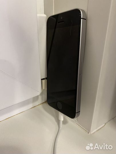 iPhone SE, 32 ГБ