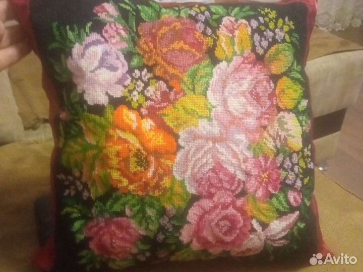 Подушка с вышивкой ручной работы