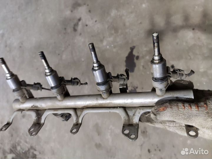 Рампа с форсунками Volkswagen Passat B6 1.8T BZB