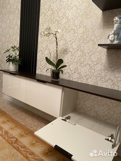 Полка под телевизор с рейками