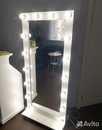 Гримерное зеркало с лампочками