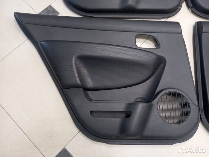 Обшивки дверей комплект Kia Carens FG G4KA 2009