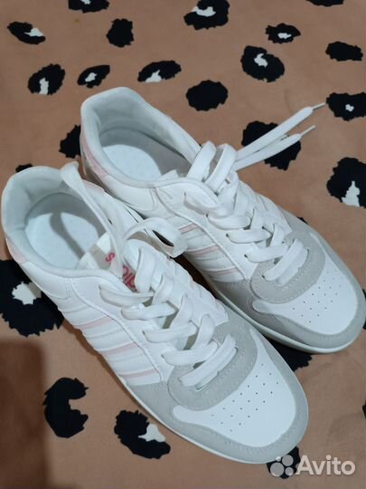 Кроссовки женские