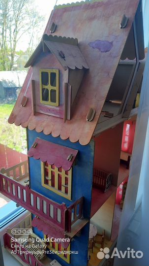 Большой кукольный домик с мебелью