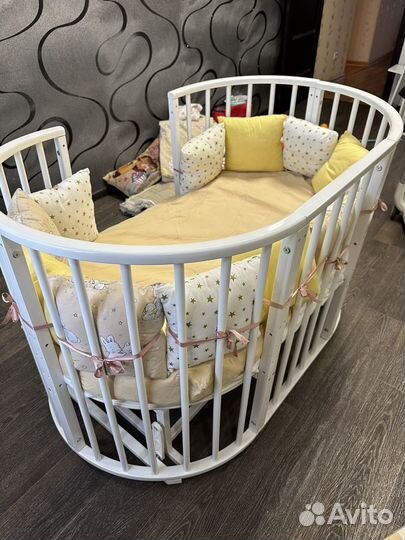 Детская кроватка с маятником