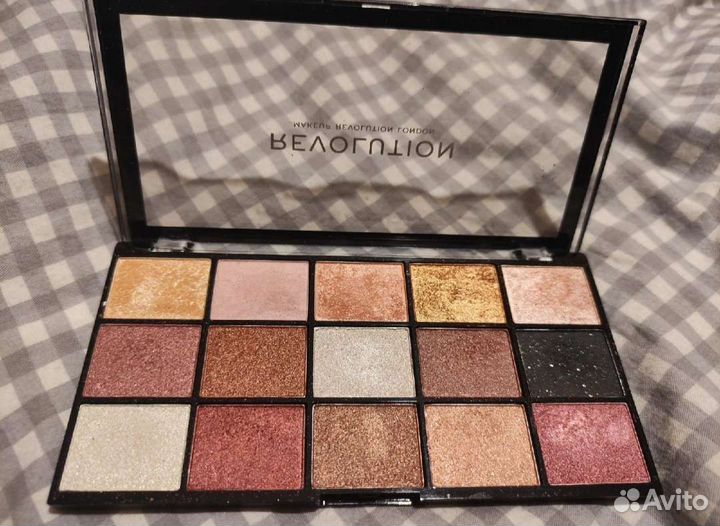 Палетки теней Revolution makeup