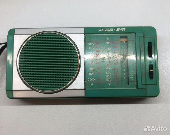 Радиоприемники, кассетный плеер. Одним лотом