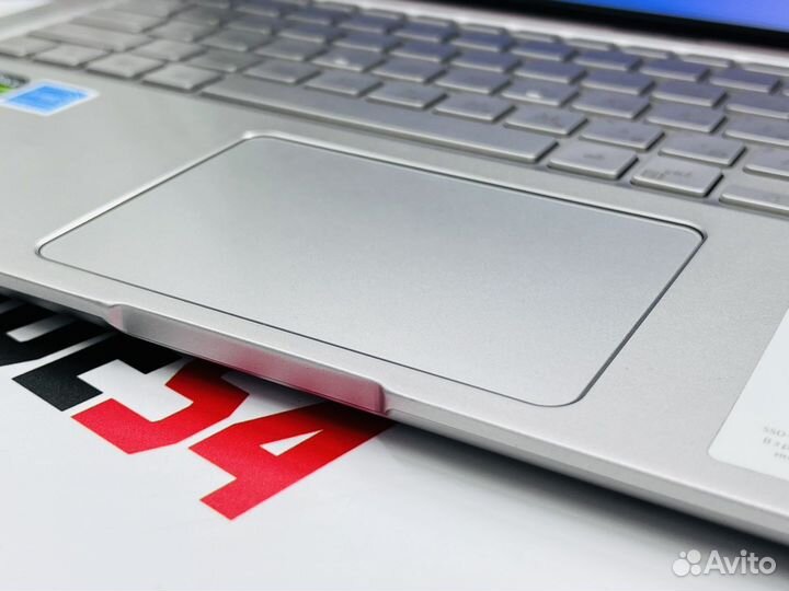 Asus Zenbook 15 i5-8265U / 8 / 256 / GTX 1050