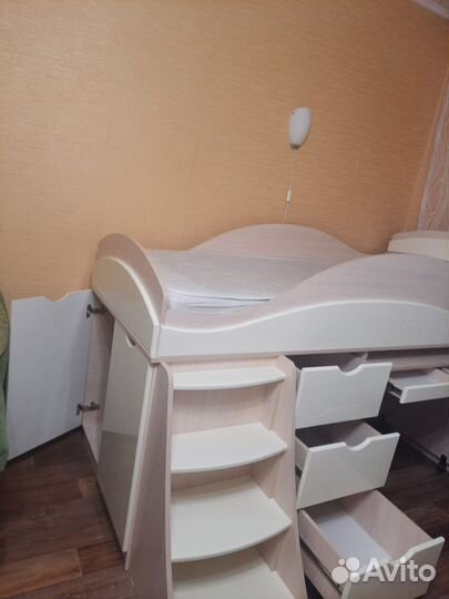 Детская кровать чердак со столом и шкафом