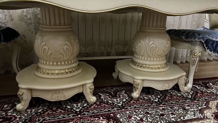 Стол со стульями