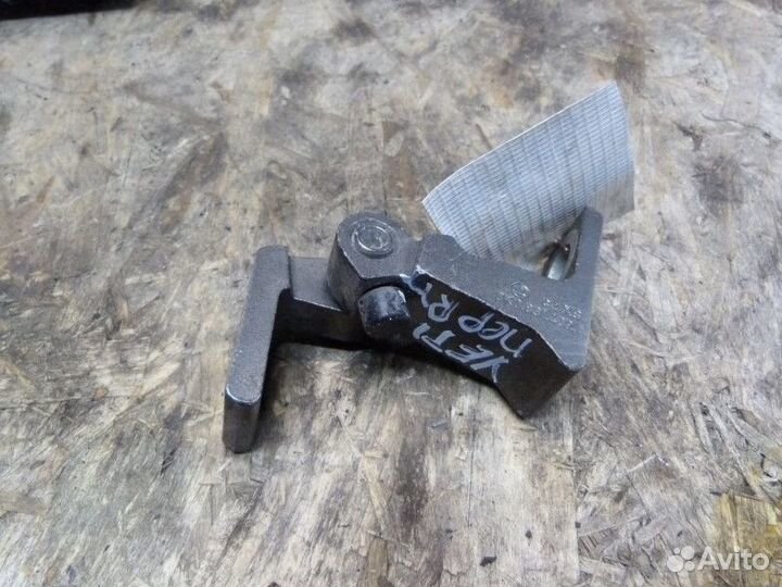 Петля двери передней правой верхняя Skoda Yeti 200