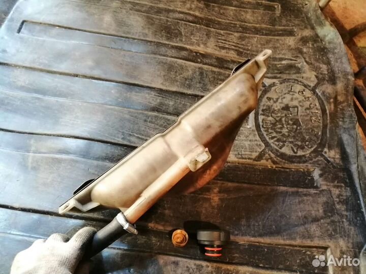 Расширительный бачок BMW E34. Коллектор