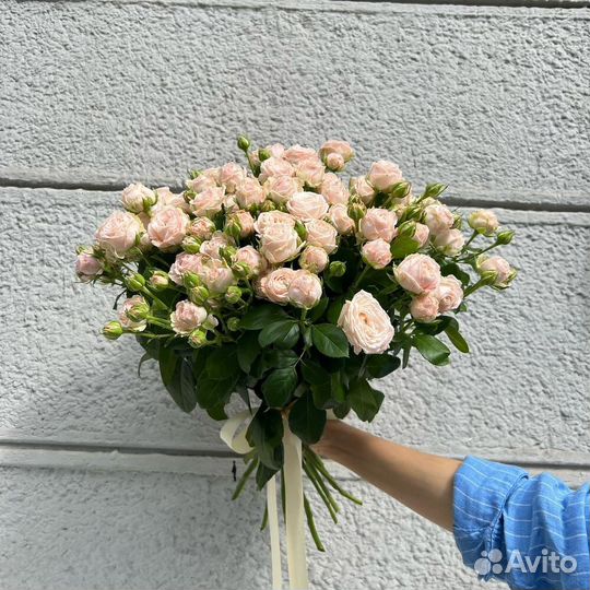 Шикарный букет из 19 кустовых роз