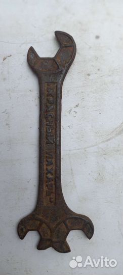 Старинный гаечный ключ