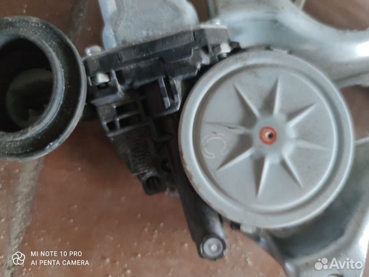 Мотор стеклоподъёмник правый передний toyota RAV4