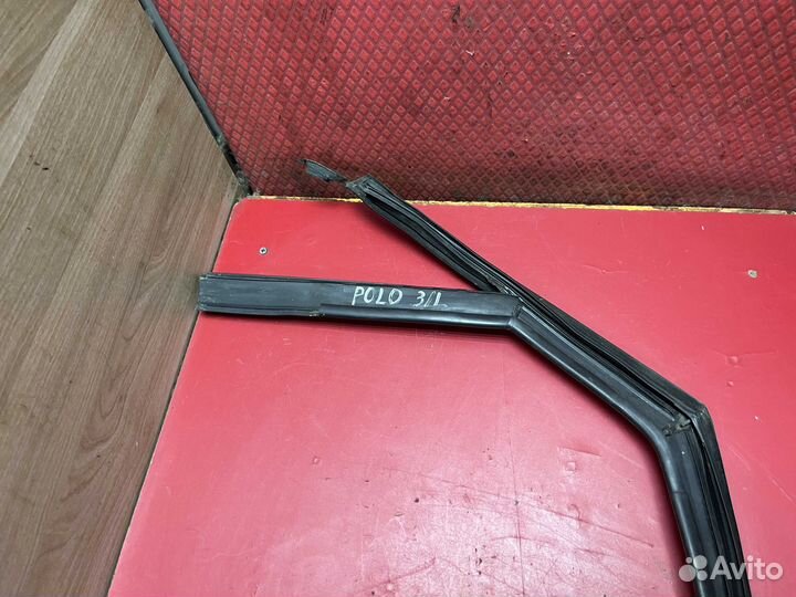 Уплотнитель стекла задней двери Volkswagen Polo (6