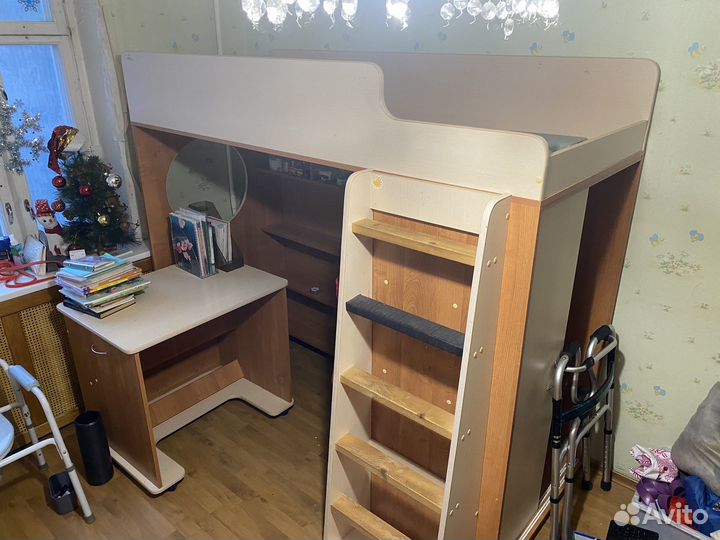 Детский уголок с кроватью и столом