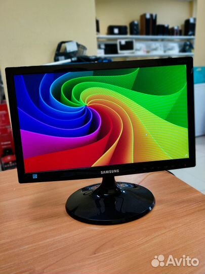 Монитор Samsung S19C300 цн
