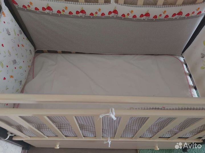 Детская кроватка с маятником и ящиком