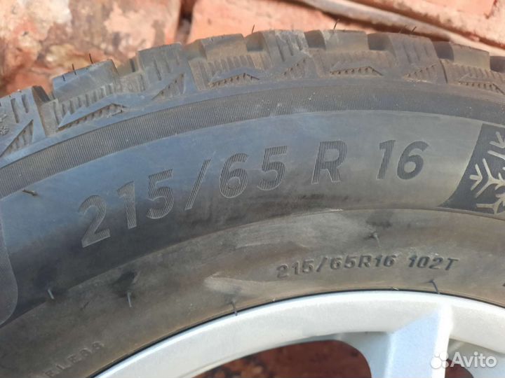 Michelin X-Ice North 4 215/65 R16