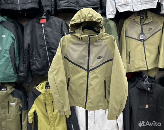 Куртки демисезонные Nike, Hugo Boss, Helly Hansen