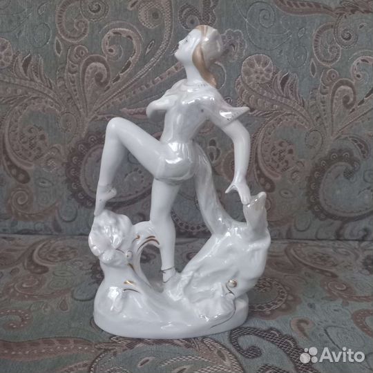 Статуэтка фарфор