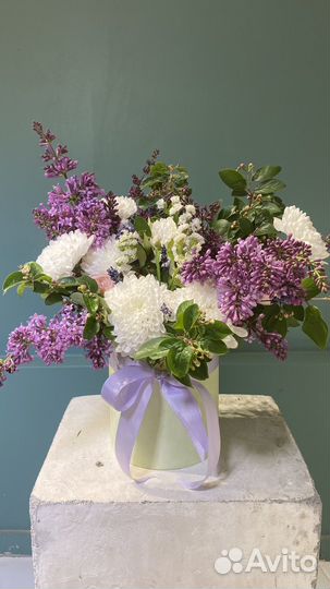 Цветочная композиция с сиренью