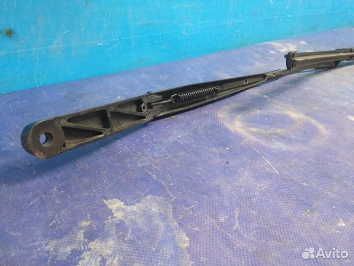 Поводок стеклоочистителя передний левый VW Golf V