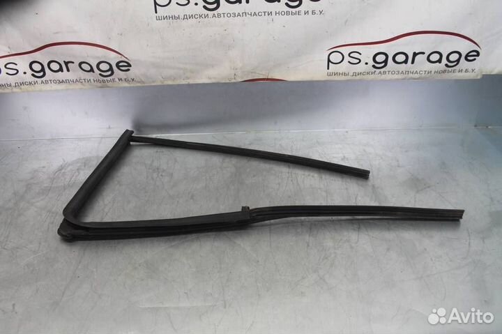 Уплотнитель стекла двери задней правой Nissan Pat