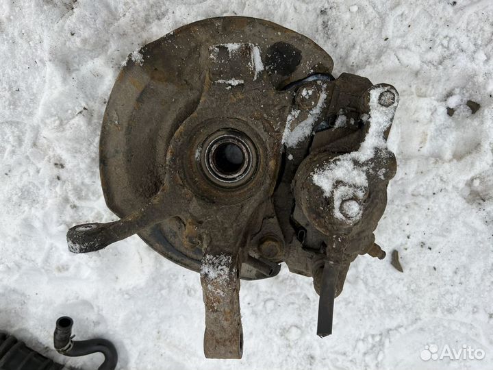 Поворотный кулак правый Suzuki Liana 01-07