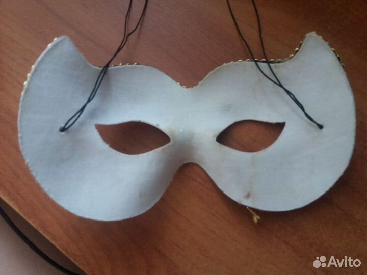 Новогодняя карнавальная маска (Красный куб)